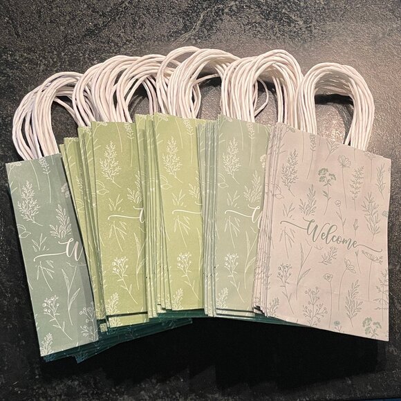 Ten Elegant Dark Green and White Floral "Welcome" Gift Bags - Picture 5 of 5